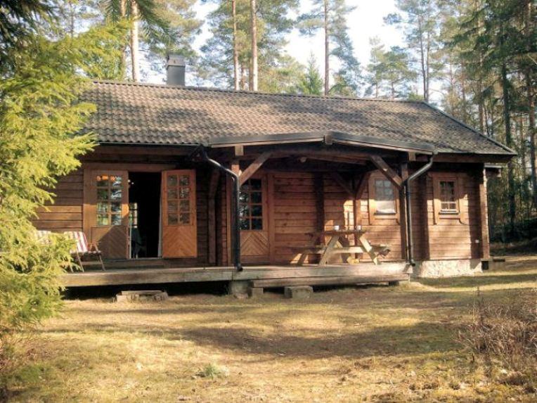 Terras met picknicktafel aan de voorzijde van de blokhut