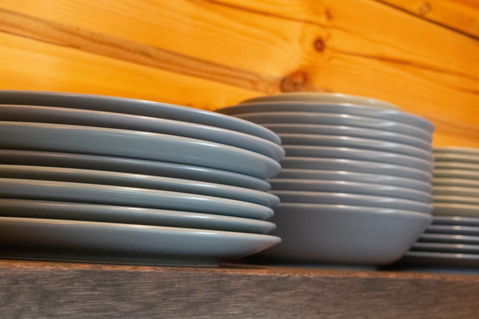 Serviesgoed op de plank in de keuken
