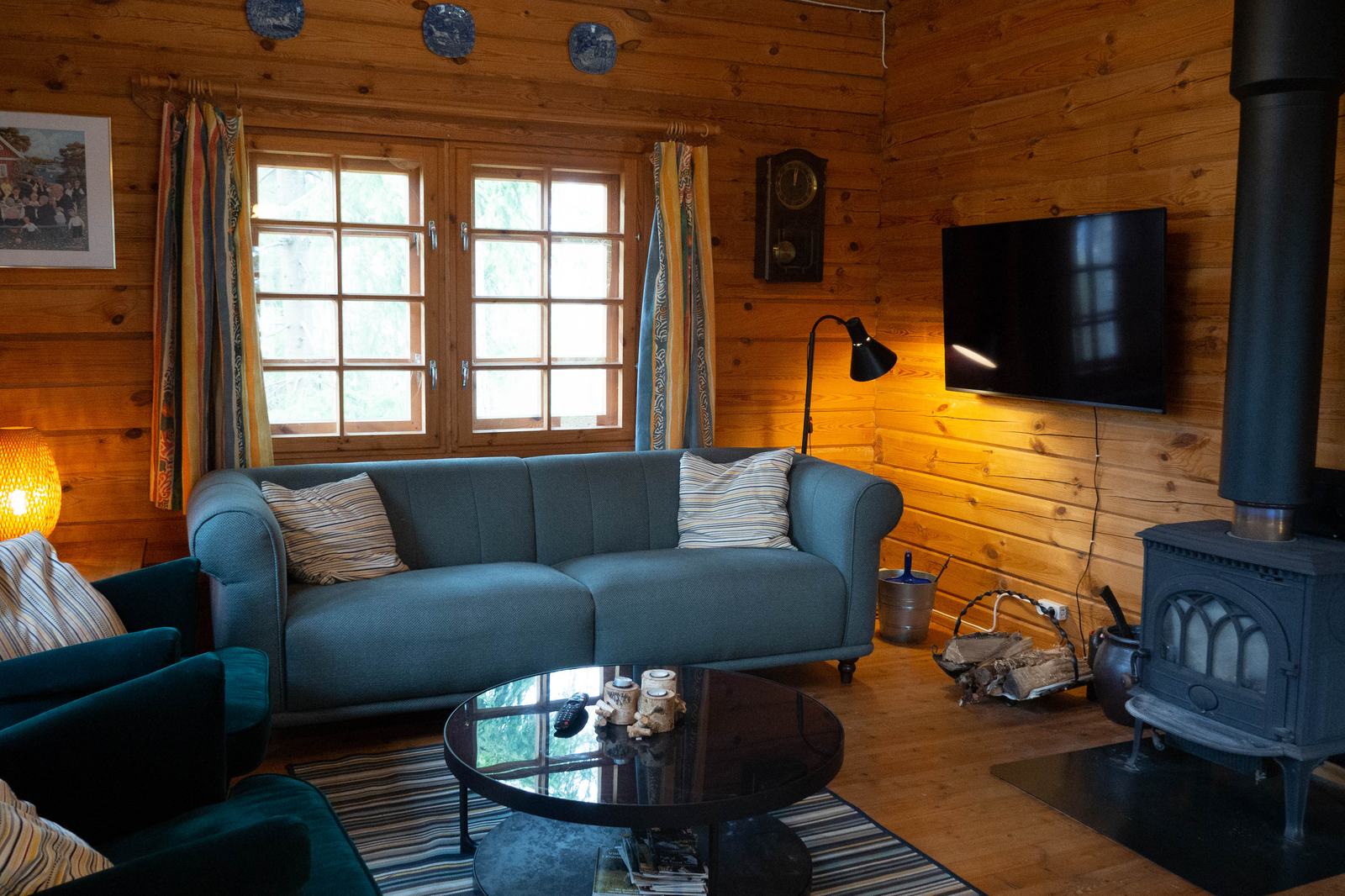 Woonkamer met bank en houtkachel